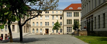 Rektoratsgebude (in der Mitte) am Universittsplatz