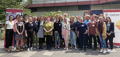 Gruppenfoto Kickoff-Workshop
[Vor einem Gebude stehen die Workshopteilnehmenden und die Workshopleitung und lcheln in die Kamera. Im Hintergrund sind Rollups der HRK und der Initiative Vielfalt an deutschen Hochschulen zu sehen.]